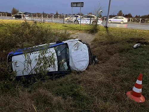 Под Тюменью каршеринговый автомобиль опрокинулся в кювет, водитель сбежал