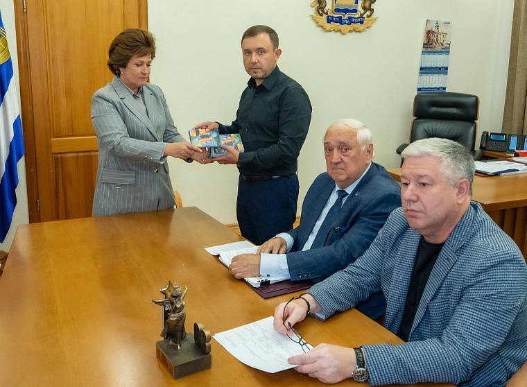 В зону СВО передали открытки, подписанные в Тюменской городской думе