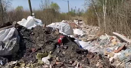 В тюменском дачном обществе "Березка" дороги отсыпают мусором