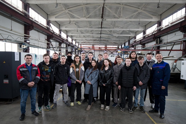 Будущие токари из колледжа познакомились с профессией на тюменском предприятии