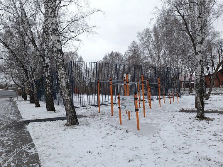 В тюменском сквере Авиаторов обустроили новую спортивную площадку