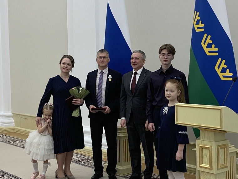 Губернатор Александр Моор вручил государственные награды тюменцам