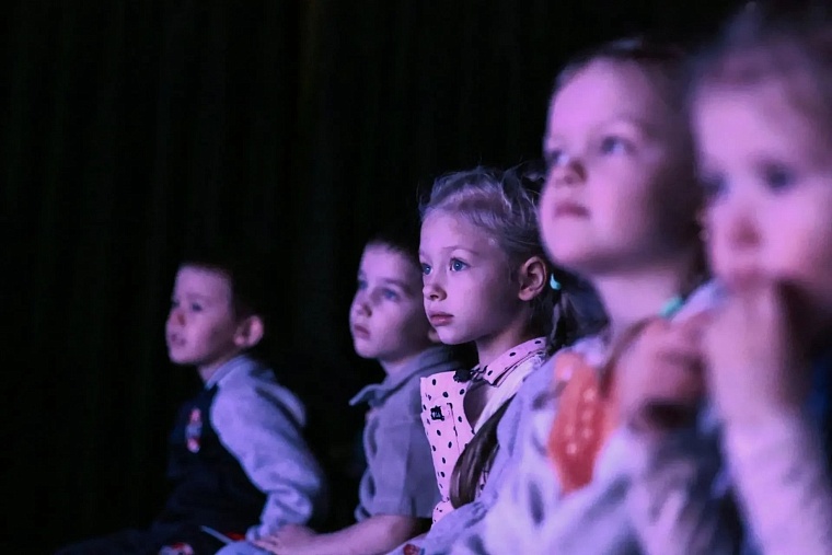 Александр Моор поздравил Тюменский театр кукол с 80-летием