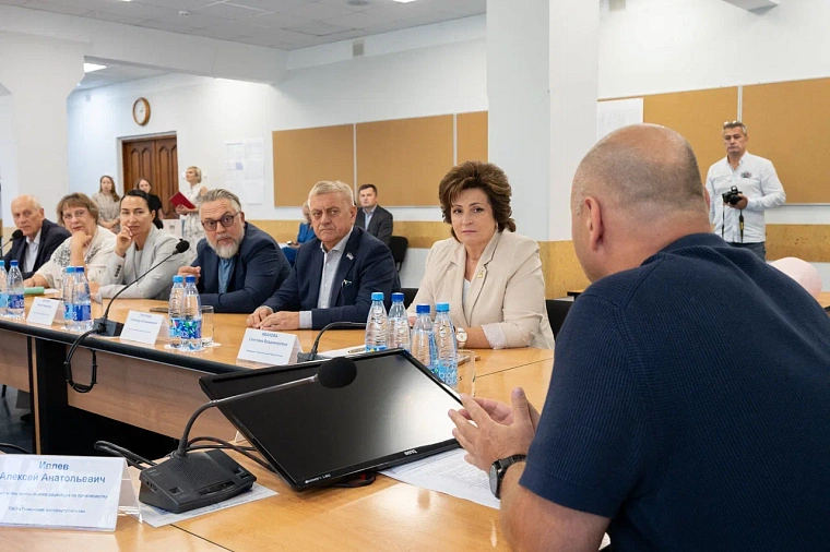 Светлана Иванова отметила сотрудников ПАО «Тюменские моторостроители» благодарственными письмами