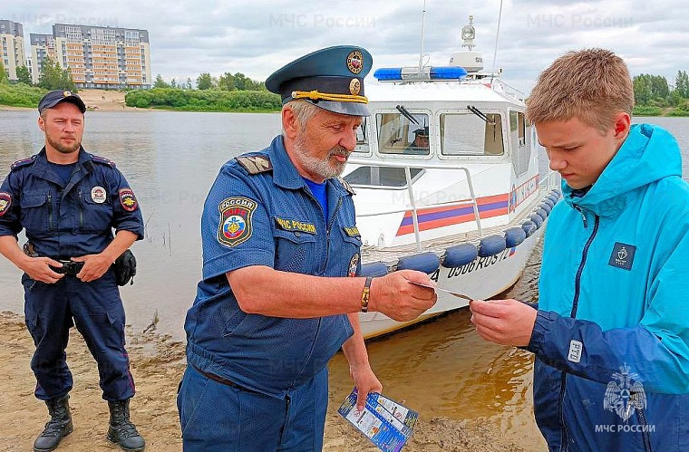Тюменские спасатели патрулируют реки и озера
