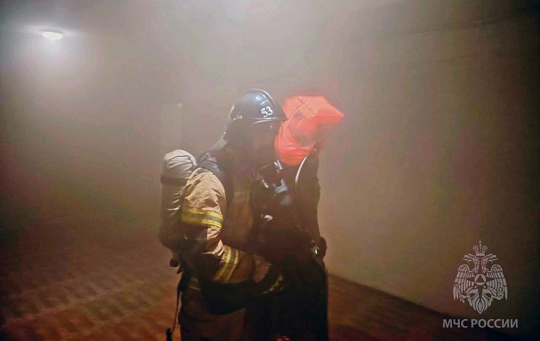 Во время ночного пожара в Ишиме спасли восемь человек