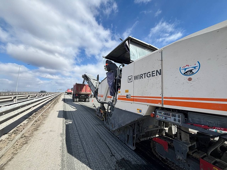 На мосту через Туру в районе Мыса дорожники меняют асфальт