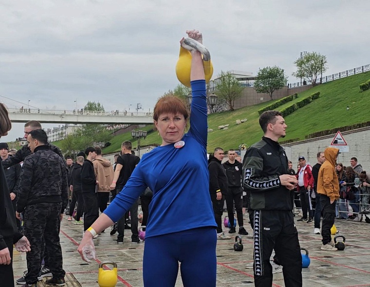 В Тюмени поставили рекорд по массовому поднятию гирь