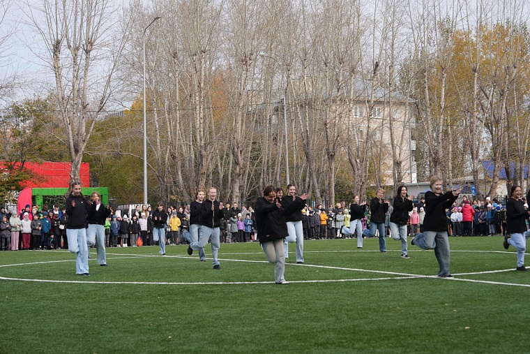 Возле тюменского лицея №81 появился стадион с самым большим пришкольным полем