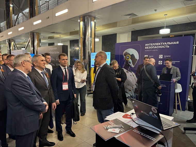 Александр Моор: Информационная безопасность – основа стабильного развития всех сфер нашей жизни