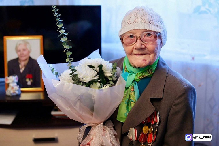 Александр Моор поздравил ветерана из Тобольск со 104-летием