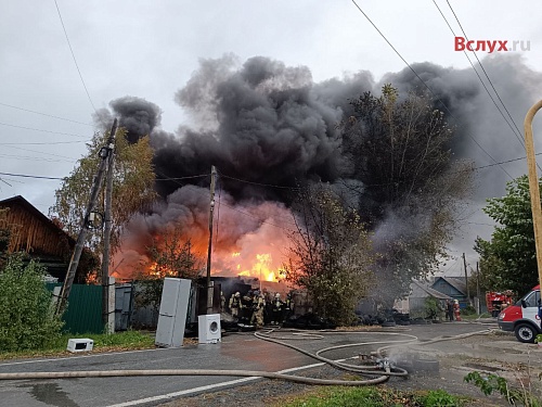 Огонь на ул. Степной в Тюмени охватил 400 кв. метров