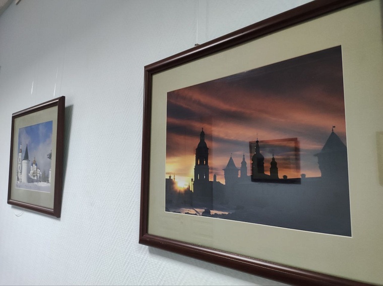 Фуат Сайфитдинов в стенах облдумы открыл фотовыставку журналиста, увлеченного Тобольском