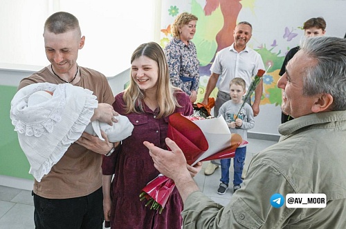 Александр Моор поздравил семью пожарного, участвующего в защите от паводка, с рождением дочери
