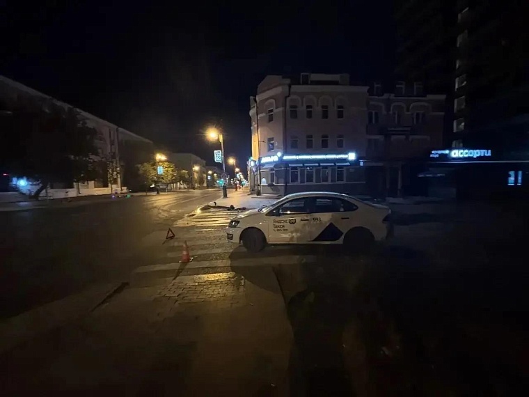 В центре Тюмени после ДТП сгорел мотоцикл, водитель сбежал