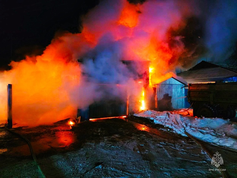 В Омутинском во время пожара в гараже погиб человек