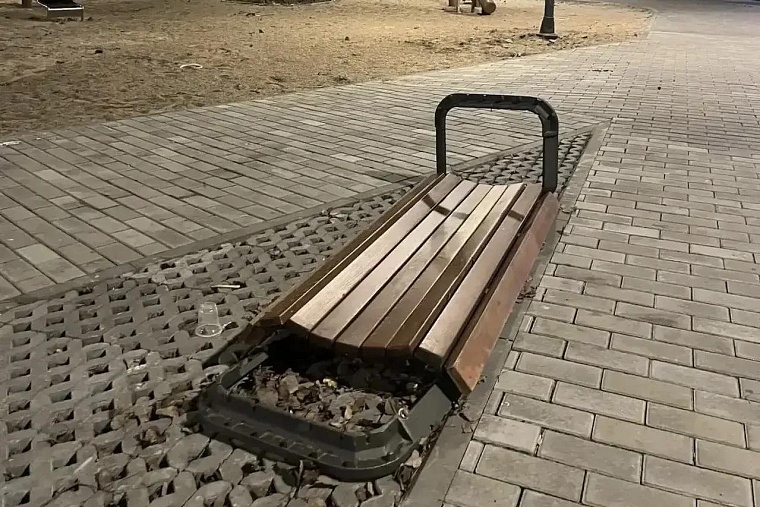 В Тобольске вандалы портят остановки и ломают скамейки