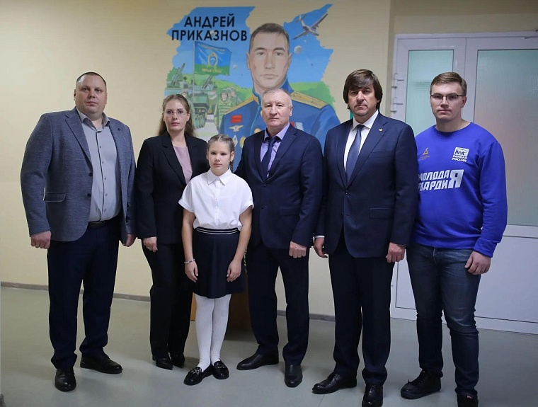 В тюменской школе №43 открыли мурал в честь героя Андрея Приказнова