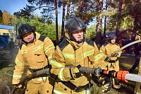 Главный федеральный инспектор и глава Тюмени попробовали себя в роли пожарных