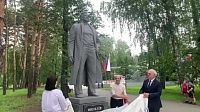 В Заводоуковске открыли памятник авиаконструктору Александру Москалеву