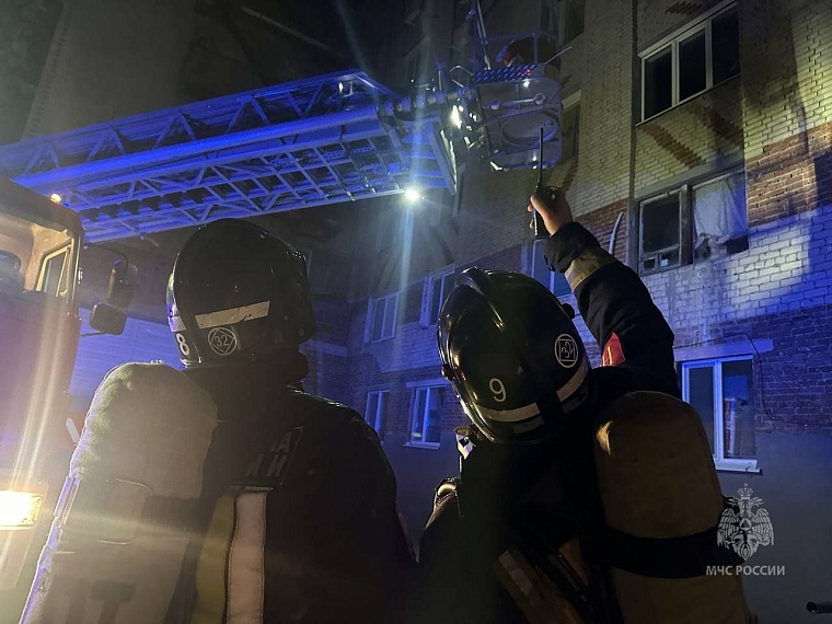 В Тюмени из ночного пожара в многоэтажке на Холодильной спасли 12 человек