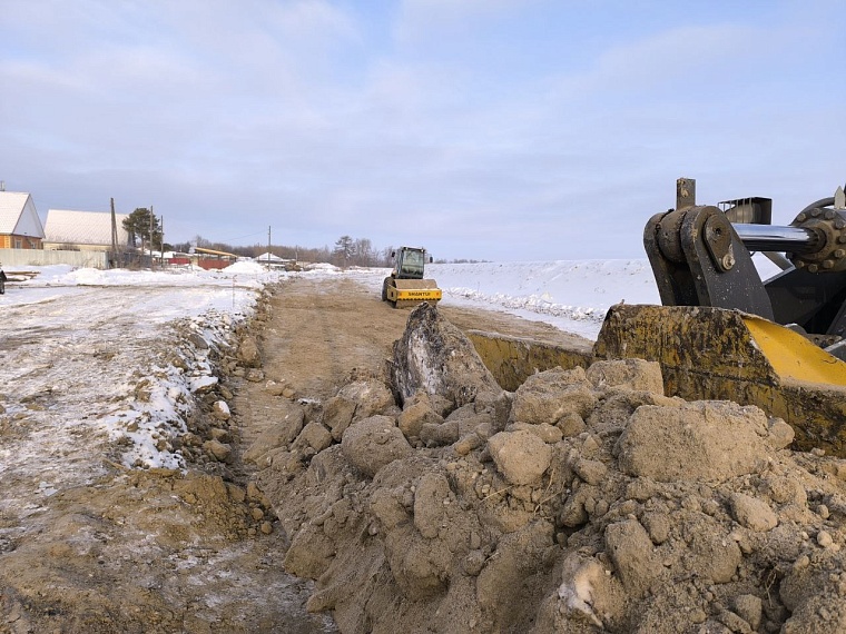 В Викулово восстанавливают повреждённый паводком участок дамбы