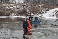 В Красноярском крае женщину спасли из застрявшего на реке внедорожника