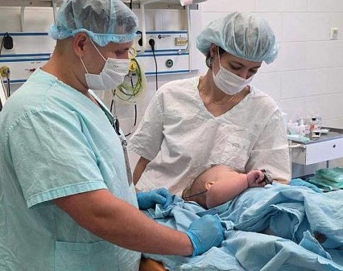 Врачи провели ювелирную операцию упавшему на обогреватель младенцу