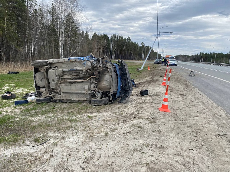 На трассе Тюмень - Омск автомобилистка с ребенком в салоне въехала в столб