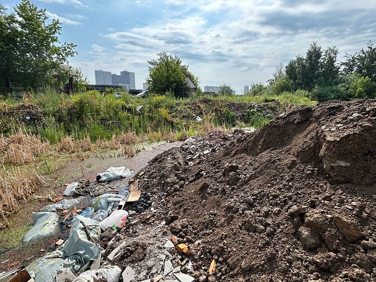 Яму местные жители начали засыпать сначала своими силами