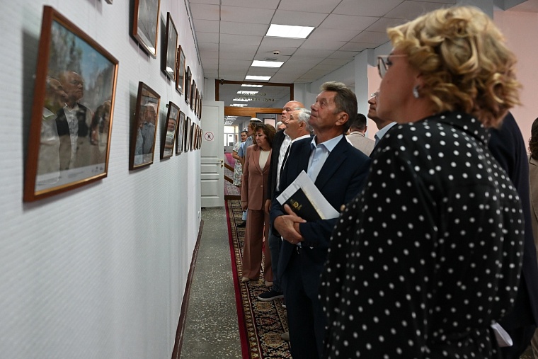 В Тюменской облдуме открылась фотовыставка, рассказывающая о преступлениях украинского неонацистского режима