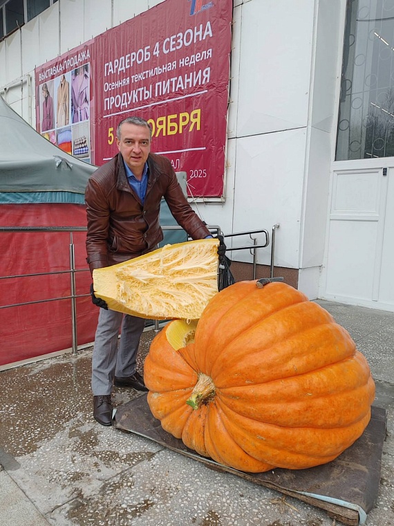 В Тюменский зоопарк доставили огромную тыкву весом 240 килограммов