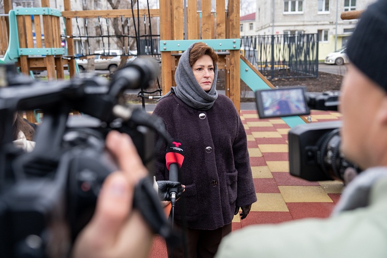 Депутаты Светлана Иванова и Георгий Муратов побывали в благоустроенном дворе на Игримской