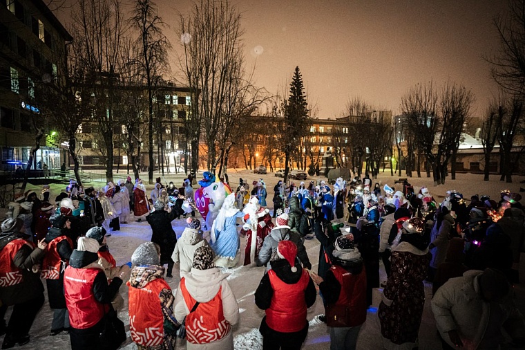 У детской больницы в Тюмени прошел "Самый добрый флешмоб"