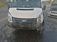 В Тюмени столкнулись микроавтобус и легковушка, пострадали десять человек