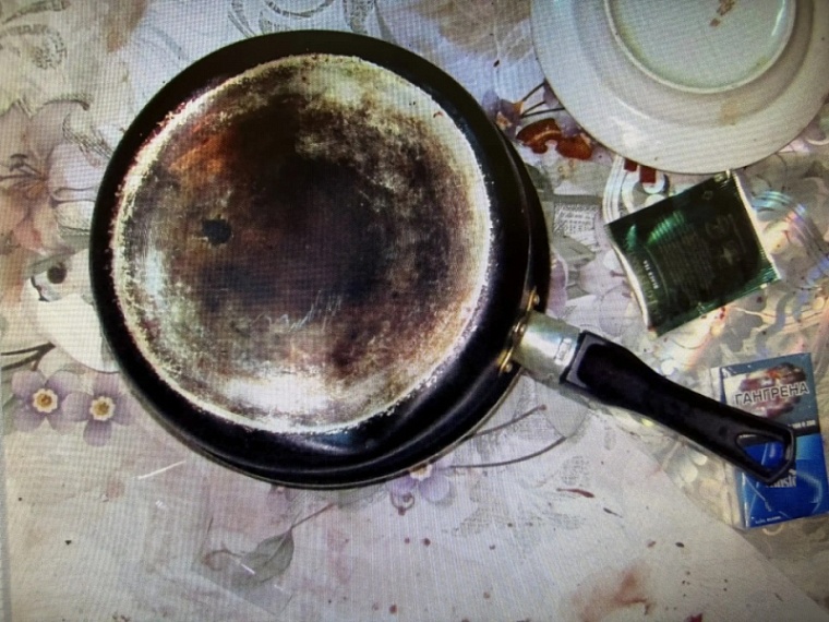 В Ишиме пьяный гость избил хозяина табуреткой и сковородой