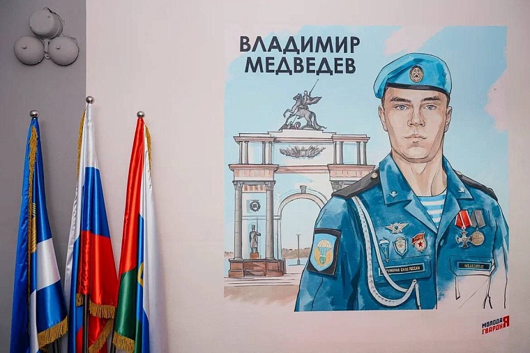 В тюменской гимназии №12 открыли мурал в честь погибшего героя СВО, учившегося в этих стенах