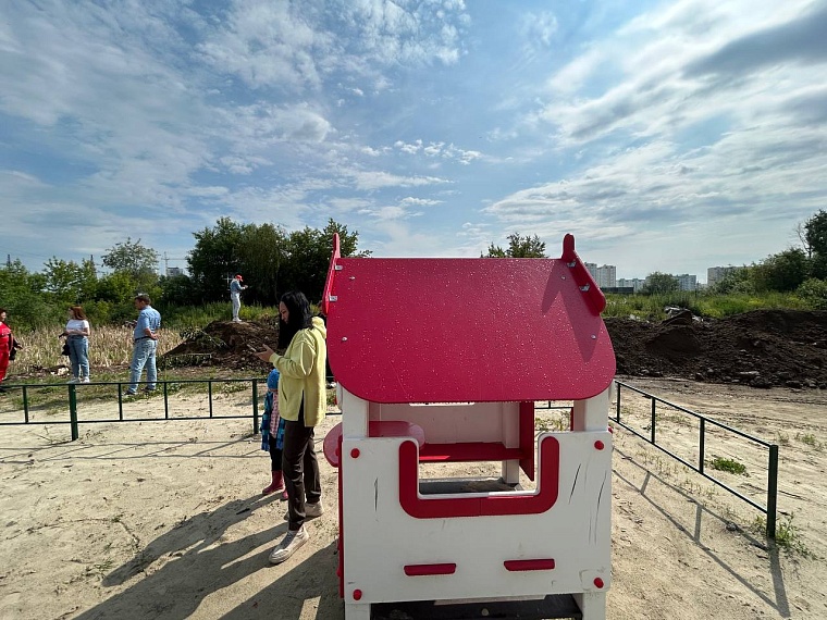 Дети из частного сектора на Лесобазе годами ходили в школу по бездорожью в темноте