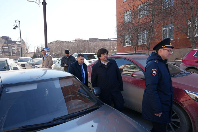 Тюменские автомобилисты на Дзержинского паркуются в два-три ряда