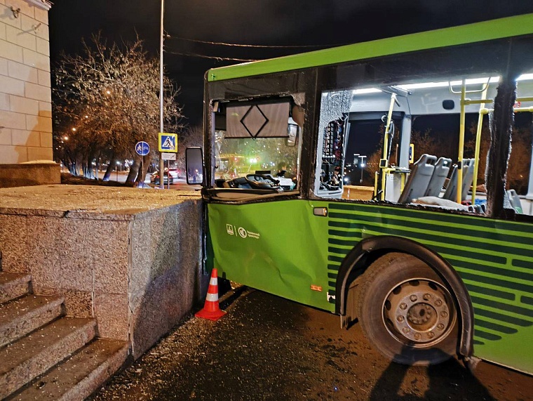 В Тюмени рейсовый автобус въехал в историческое здание университета, есть пострадавшие