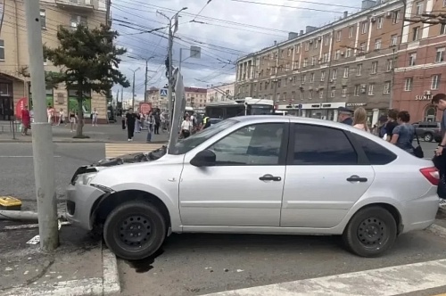 В Омске водитель с 48-летним стажем въехал в толпу пешеходов
