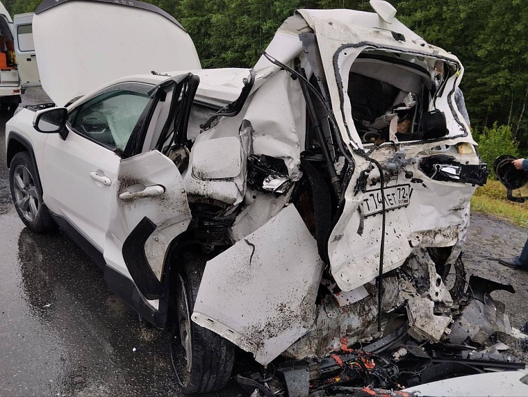 В аварии с рейсовым автобусом на тюменской трассе ранены пять человек