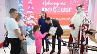 Семилетняя Полина из Курганской области стала 5-миллионным гостем выставки "Россия" на ВДНХ