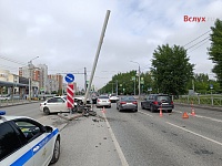 На перекрёстке в Тюмени BMW врезался в столб