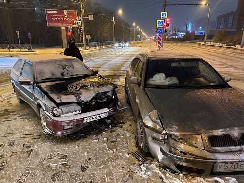 В результате аварии с двумя бесправниками за рулем пострадали три человека