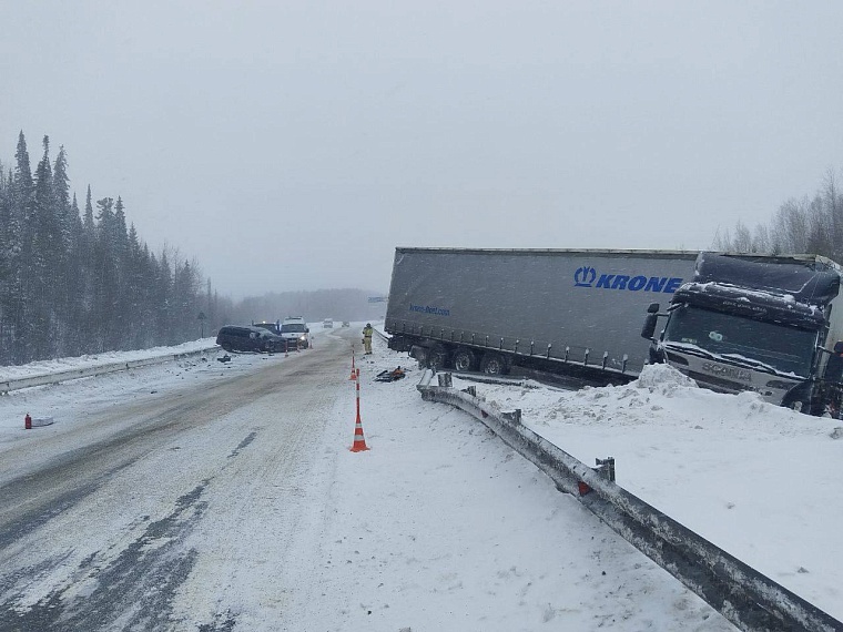 Водитель "Доджа" спровоцировала столкновение с фурой на тюменской трассе