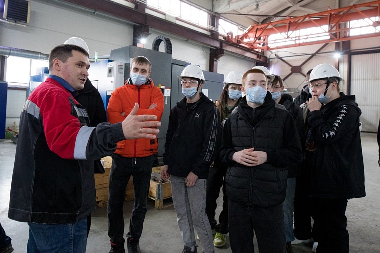 Будущие токари из колледжа познакомились с профессией на тюменском предприятии