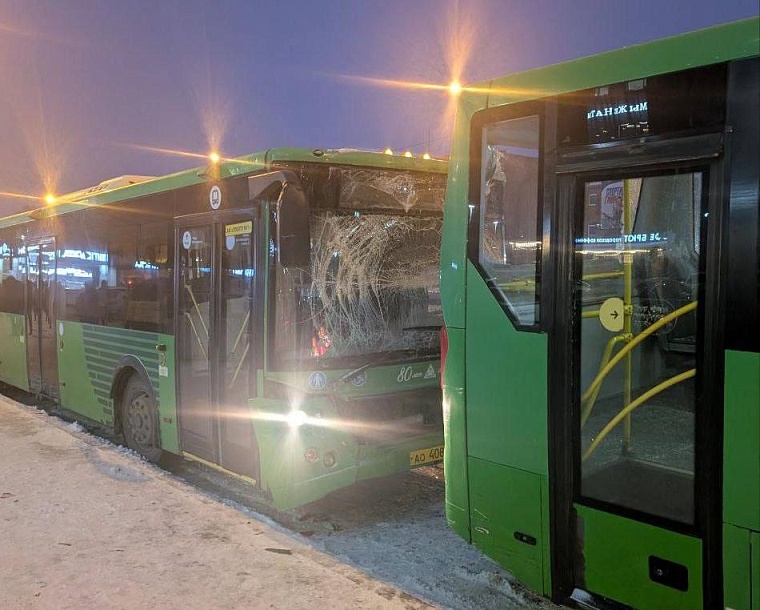 В Тюмени в ДТП с двумя рейсовыми автобусами пострадал пассажир