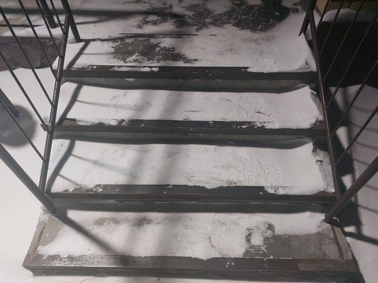 В Тюмени девочка получила травму позвоночника после падения на крыльце жилого дома