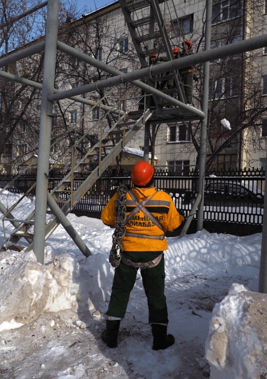 С вышки — в небо: десантники-пожарные Тюменской области начали подготовку к сезону